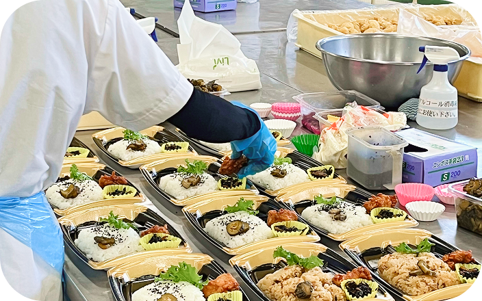 お弁当を製造している写真