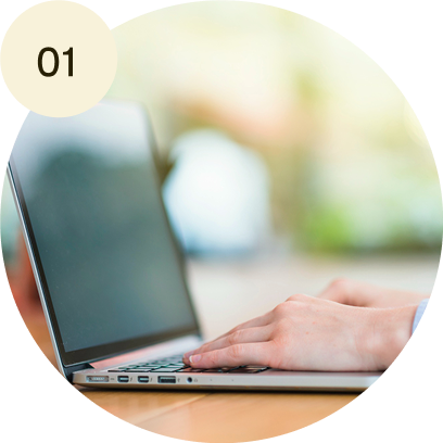 PCを操作する人の写真