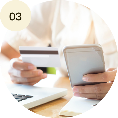 スマホを操作する人の写真